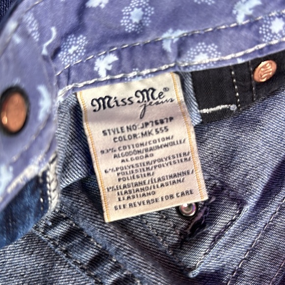 Ladies Miss Me Signature Cuffed Capri - Picture 5 of 8